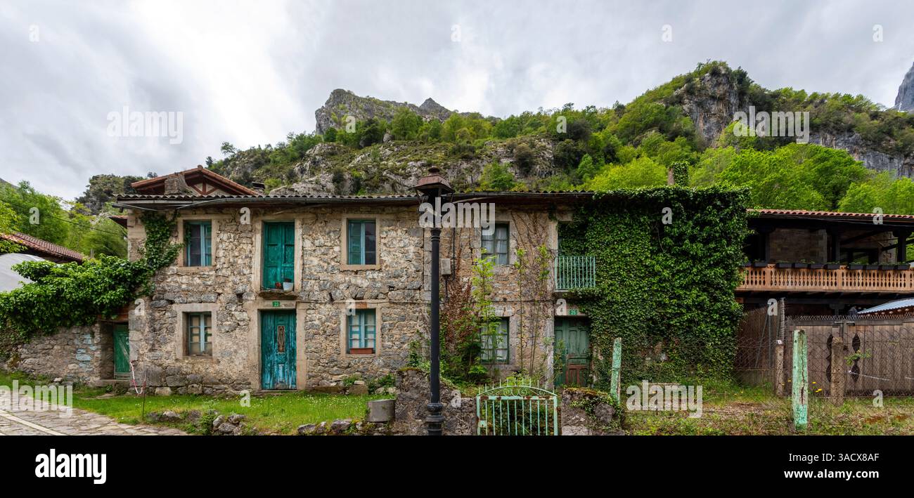 Malerische Häuser im Dorf Cain de Valdeon, am Ende des Wanderweges Cares-Schlucht in den Picos de Europa-Bergen in Asturien, Nordspanien Stockfoto