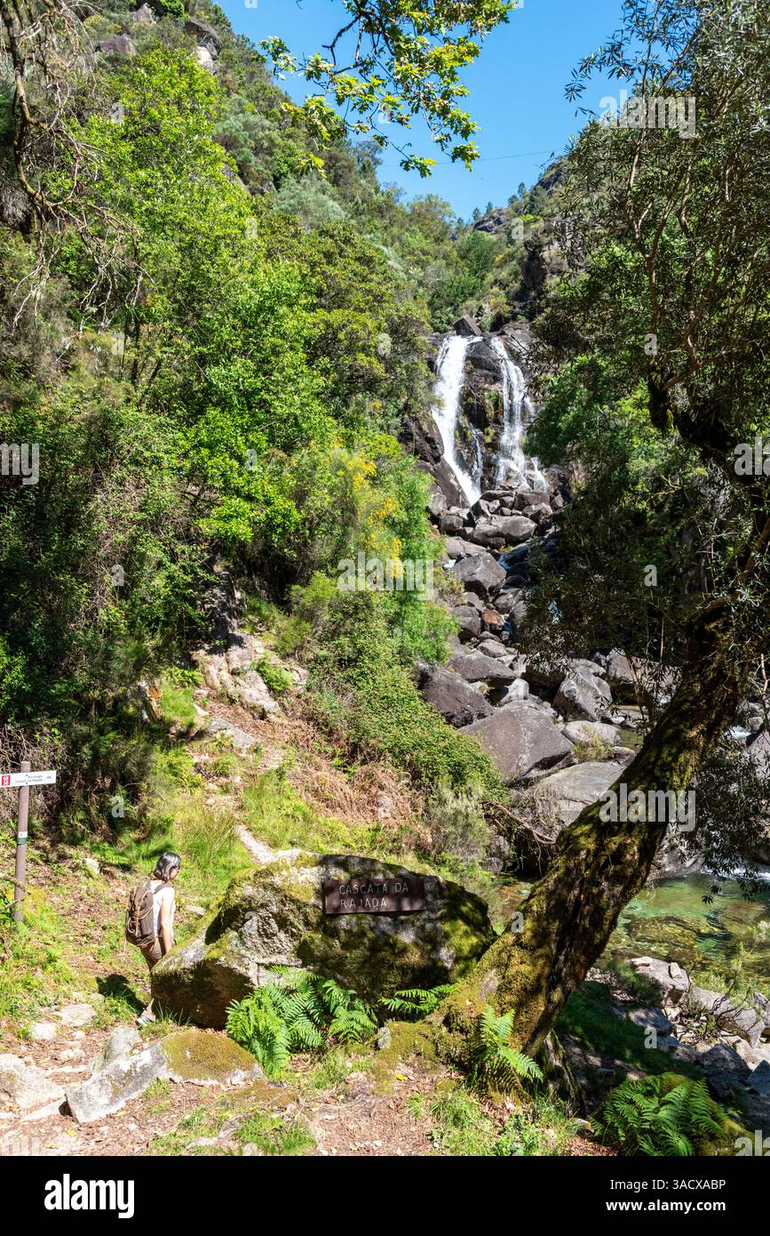 Ruhiger Rajada Wasserfall im Peneda Geres Nationalpark, Portugal Stockfoto