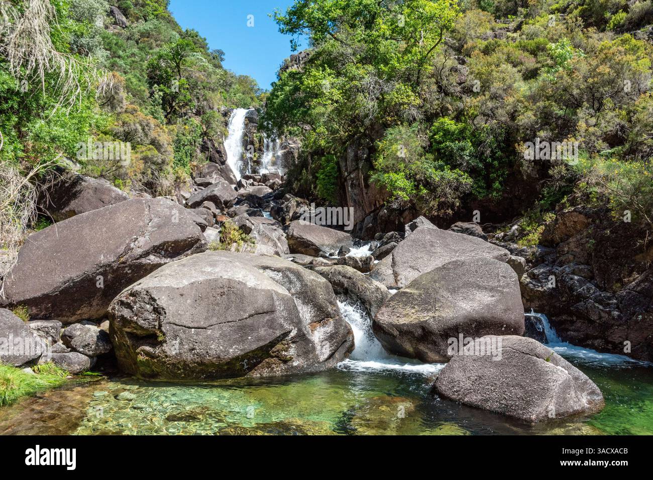 Ruhiger Rajada Wasserfall im Peneda Geres Nationalpark, Portugal Stockfoto