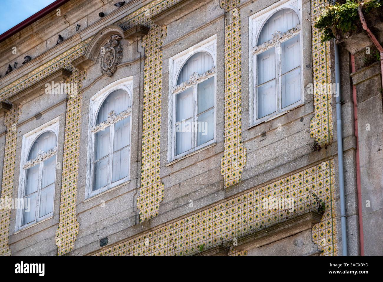 Traditionelle gelbe Fliesen an der Fassade eines alten Hauses im Zentrum von Braga, Portugal Stockfoto