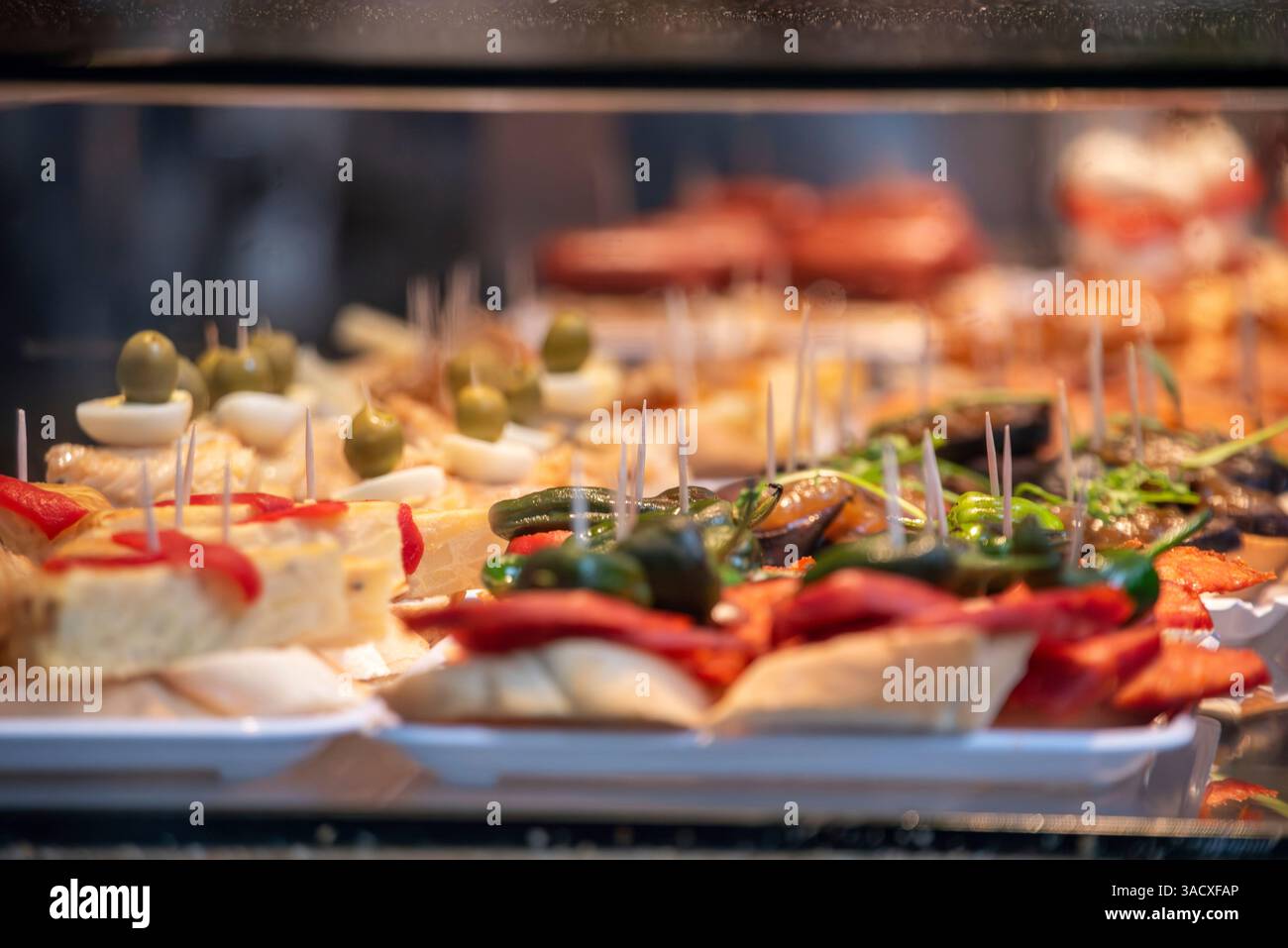 Köstliche Tapas in der Bolhao Markthalle in Porto, Portugal Stockfoto