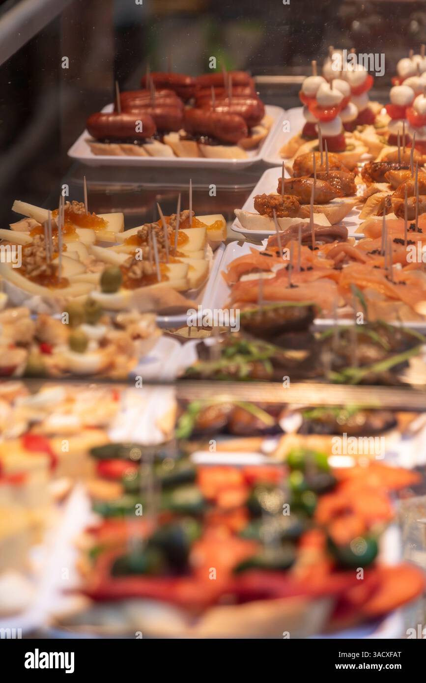 Köstliche Tapas in der Bolhao Markthalle in Porto, Portugal Stockfoto