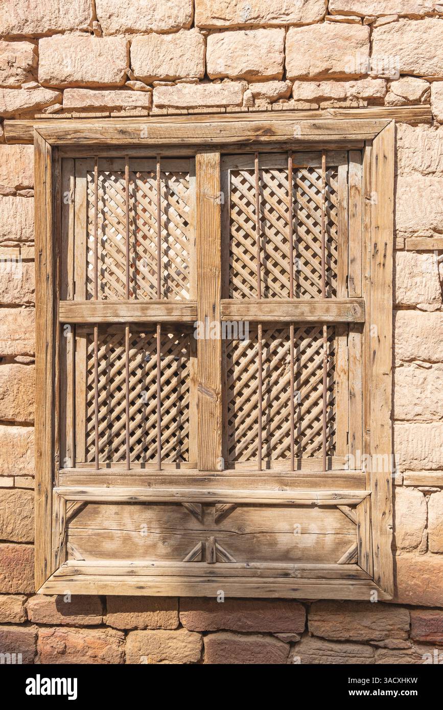 Saudi-Arabien, Medina. Vergitterte und verschlossene Holzfenster in der Altstadt von Al-Ula. Stockfoto