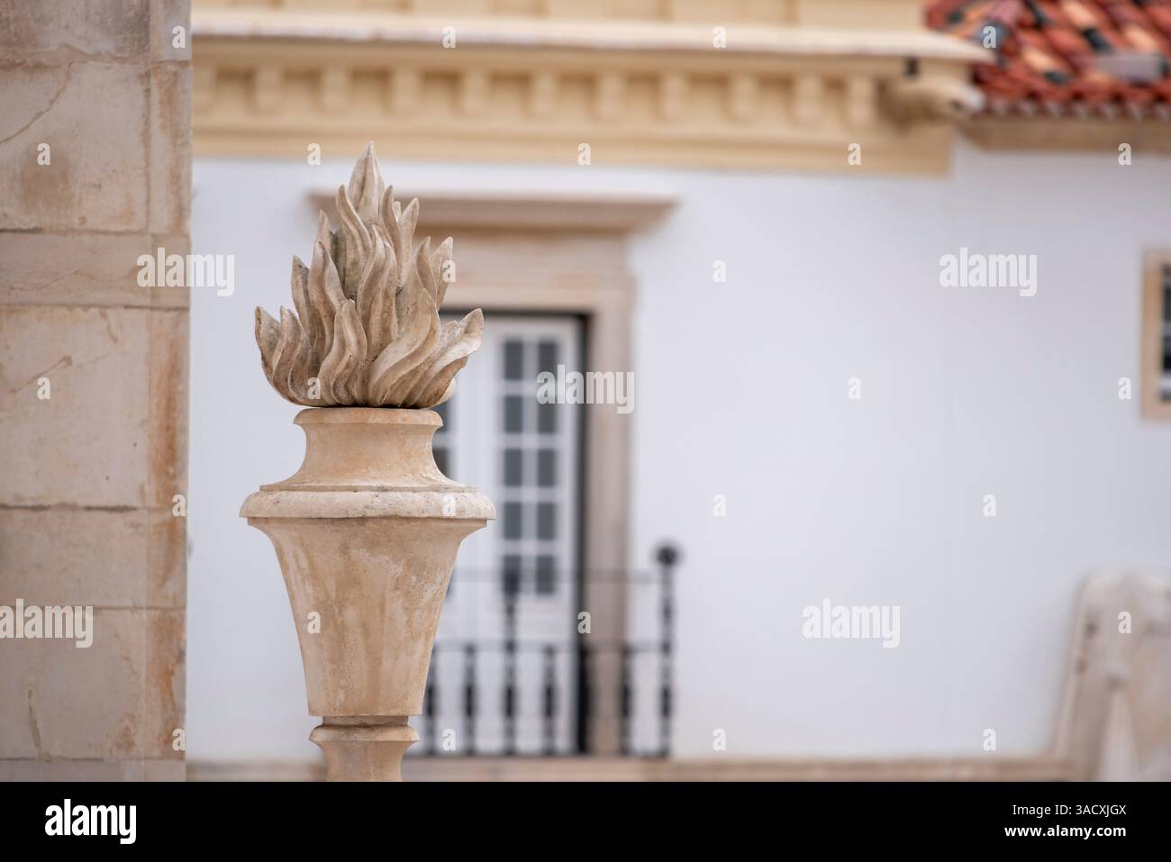 Eine Flamme als Fassadendekoration im Hauptgebäude der Universität Coimbra, Symbol für Weisheit, Portugal Stockfoto