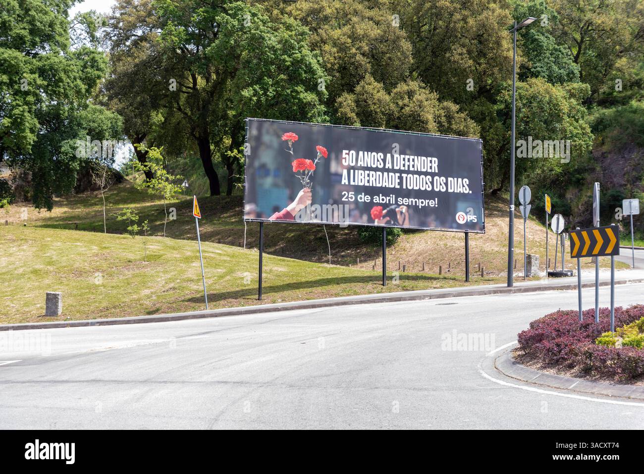 Braga, Portugal, Reklametafel in Braga, Portugal, zum Gedenken an die Nelkenrevolution Portugals Stockfoto
