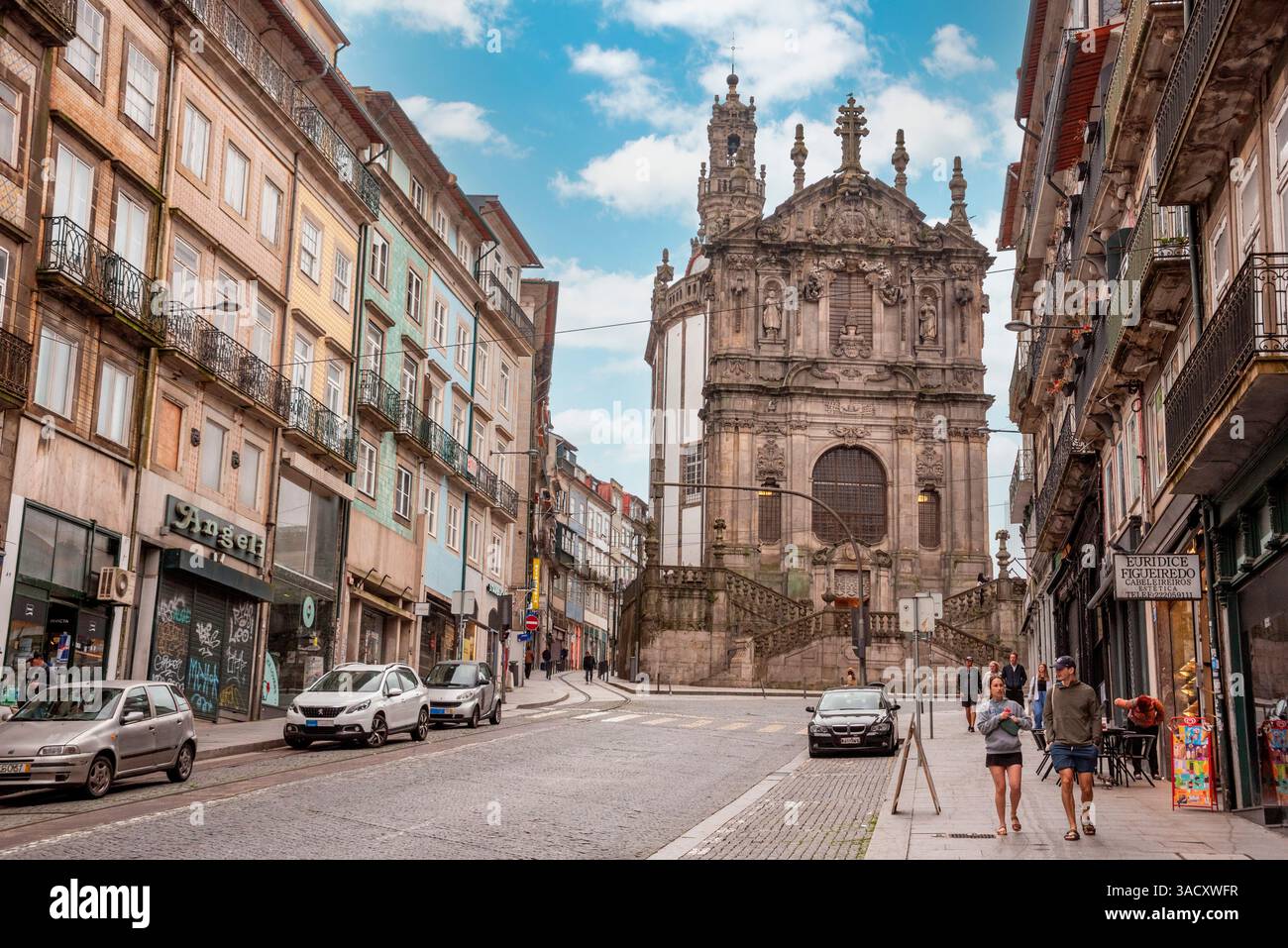 Porto, Portugal, barockes Portal der Kirche der Kleriker in Porto, Sonnenuntergang und malerische Wolken nach Regen, Portugal Stockfoto