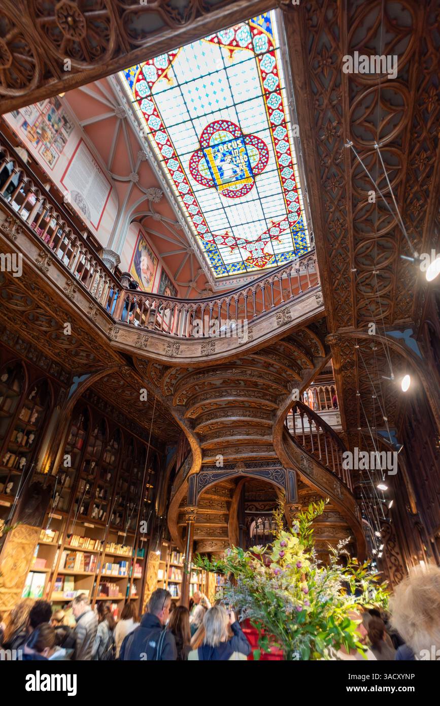 Porto, Portugal, wunderschön dekorierte Decke im Buchladen Lello in Porto, Portugal Stockfoto