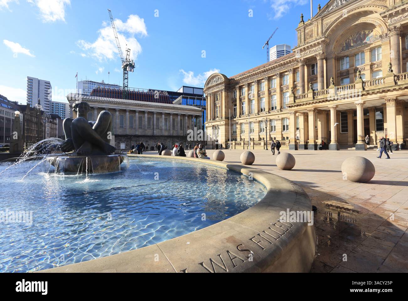 Wintersonne auf dem Victoria Square, dem Zentrum des Stadtzentrums, Heimat des Rathauses & Council House, Birmingham, East Midlands, Großbritannien Stockfoto