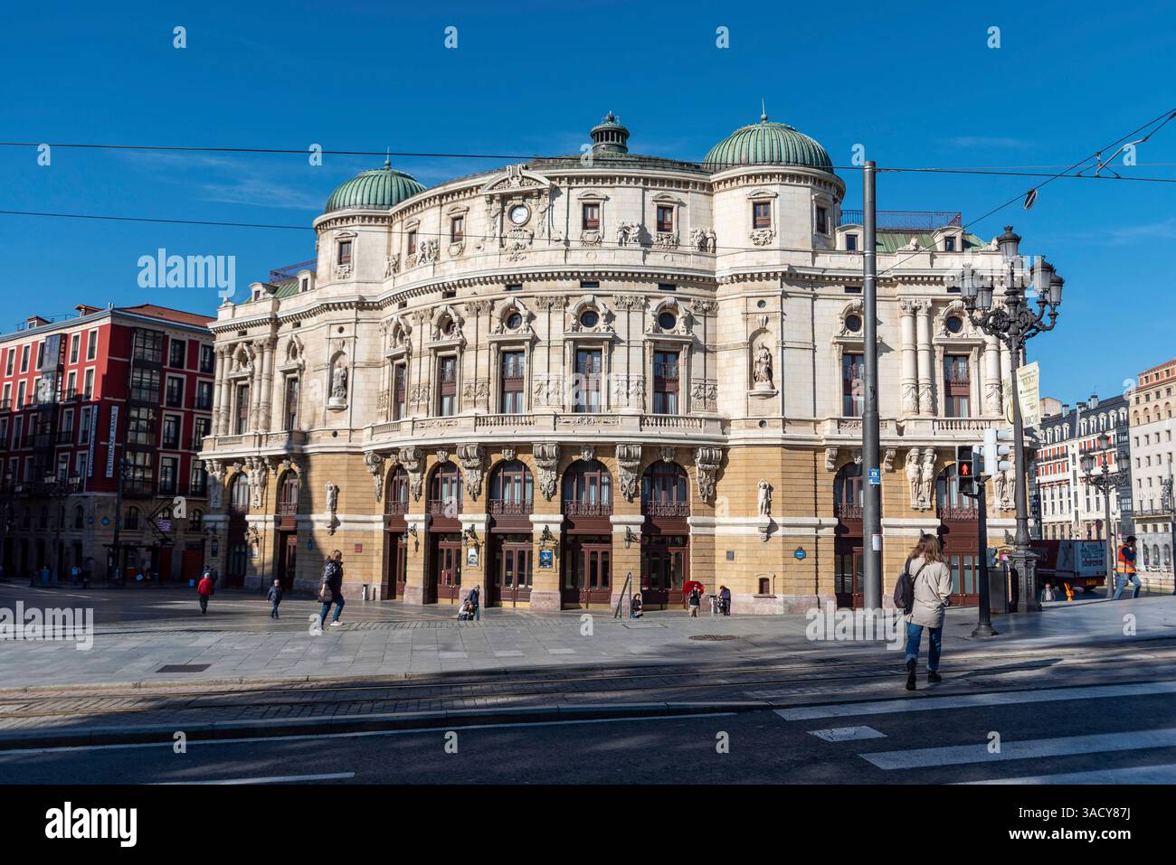 Atemberaubender Blick auf ein historisches europäisches Gebäude in Bilbao, das das Arriaga Theater an einem sonnigen Tag mit klarem blauem Himmel zeigt Stockfoto
