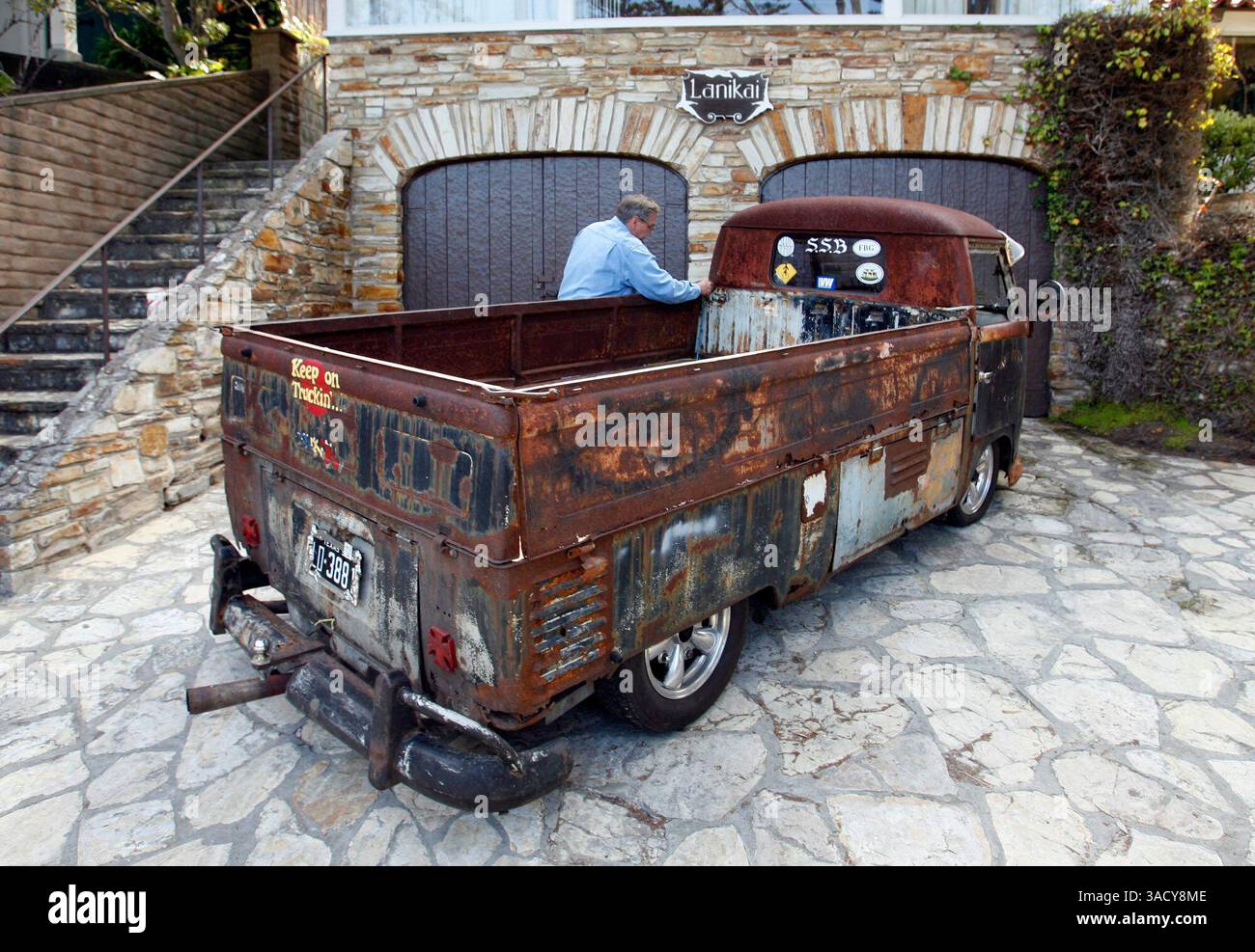 Ein Volkswagen Pickup von 1958, der Rich Atwell aus Texas gehört, wird in die erste Concourse d'Lemon aufgenommen (Credit Image: Monterey Herald/ZUMAPRESS.com). Stockfoto