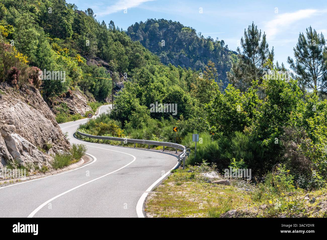 Kurvenreiche Straße im Peneda-Geres-Nationalpark Portugal Stockfoto