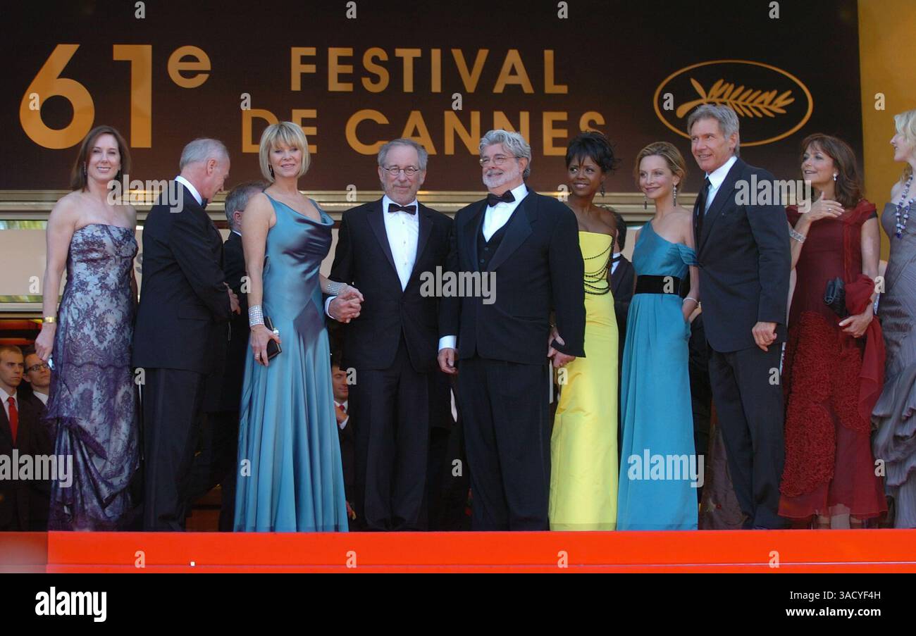 18. Mai 2008 - Cannes, Frankreich - KATE CAPSHAW, Regisseur STEVEN SPIELBERG, Schriftsteller GEORGE LUCAS, MELODIE HOFFMAN, Schauspielerin CALISTA FLOCKHART & HARRISON FORD besucht die Premiere von Indiana Jones und dem Königreich des Kristallschädels Cannes im Palais des Festivals beim 61. Internationalen Filmfestival von Cannes (Bild: Frederic Injimbert/ZUMAPRESS.com) Stockfoto
