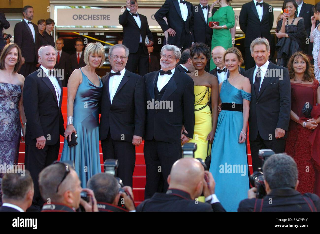 18. Mai 2008 - Cannes, Frankreich - KATE CAPSHAW, Regisseur STEVEN SPIELBERG, Schriftsteller GEORGE LUCAS, MELODIE HOFFMAN, Schauspielerin CALISTA FLOCKHART & HARRISON FORD besucht die Premiere von Indiana Jones und dem Königreich des Kristallschädels Cannes im Palais des Festivals beim 61. Internationalen Filmfestival von Cannes (Bild: Frederic Injimbert/ZUMAPRESS.com) Stockfoto