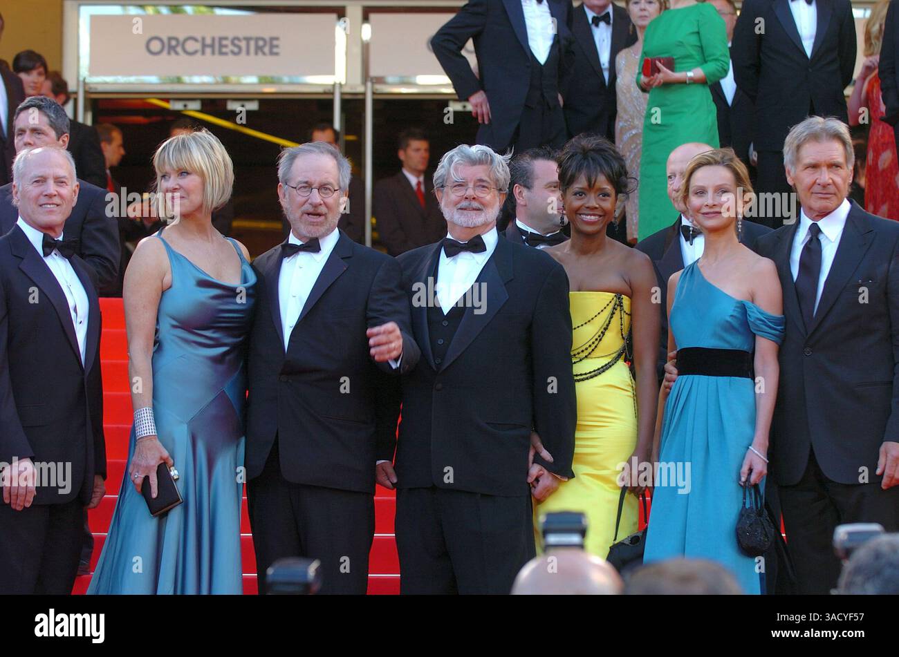 18. Mai 2008 - Cannes, Frankreich - KATE CAPSHAW, Regisseur STEVEN SPIELBERG, Schriftsteller GEORGE LUCAS, MELODIE HOFFMAN, Schauspielerin CALISTA FLOCKHART & HARRISON FORD besucht die Premiere von Indiana Jones und dem Königreich des Kristallschädels Cannes im Palais des Festivals beim 61. Internationalen Filmfestival von Cannes (Bild: Frederic Injimbert/ZUMAPRESS.com) Stockfoto