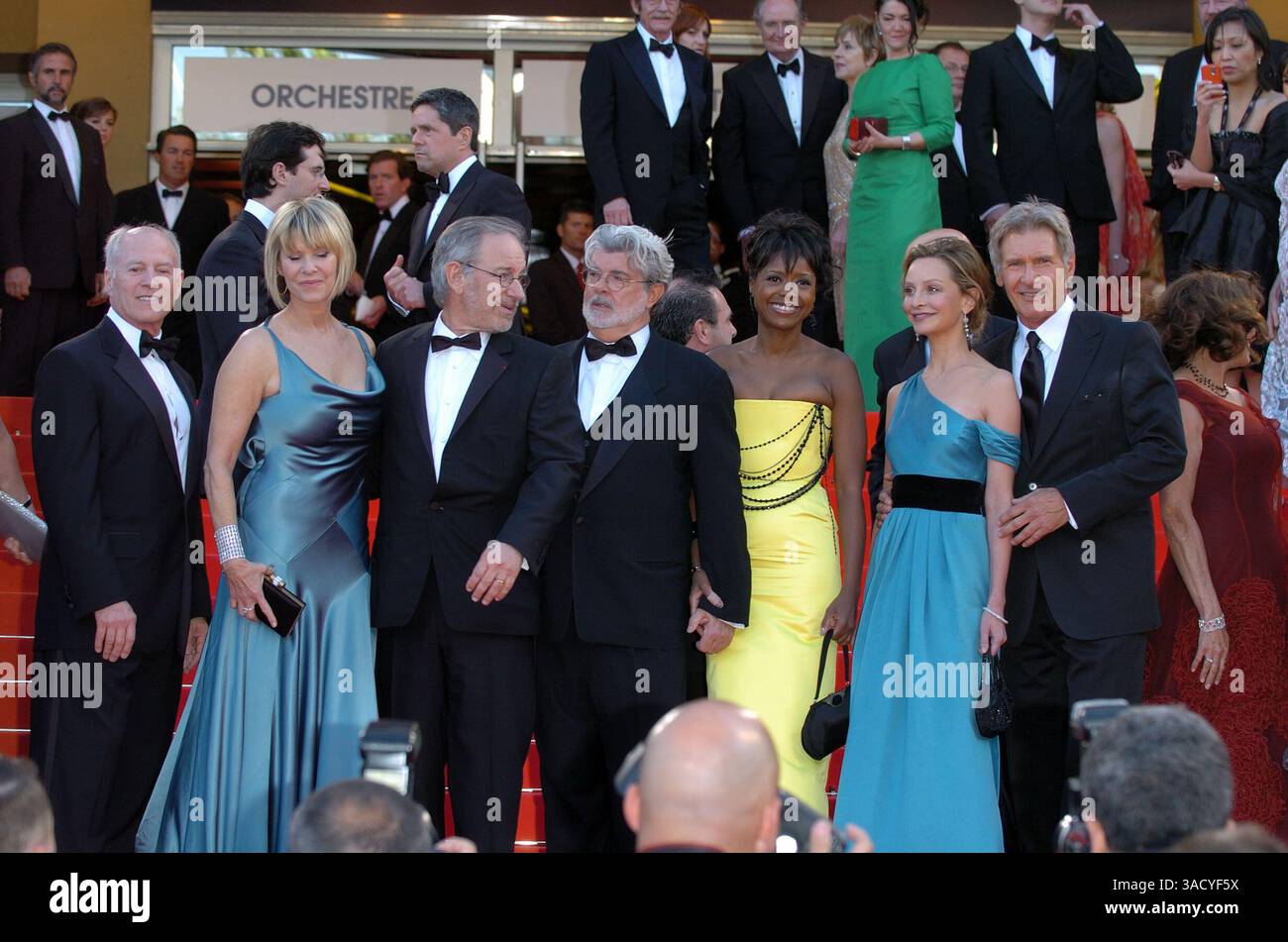 18. Mai 2008 - Cannes, Frankreich - KATE CAPSHAW, Regisseur STEVEN SPIELBERG, Schriftsteller GEORGE LUCAS, MELODIE HOFFMAN, Schauspielerin CALISTA FLOCKHART & HARRISON FORD besucht die Premiere von Indiana Jones und dem Königreich des Kristallschädels Cannes im Palais des Festivals beim 61. Internationalen Filmfestival von Cannes (Bild: Frederic Injimbert/ZUMAPRESS.com) Stockfoto