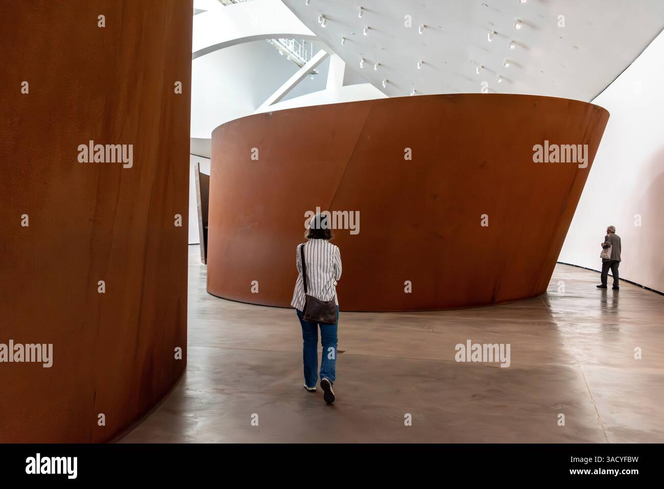 Bilbao, Spanien, riesige Stahlskulptur The Matter of Time, entworfen vom Künstler Richard Serra und ausgestellt im Guggenheim Museum in Bilbao, Spanien Stockfoto
