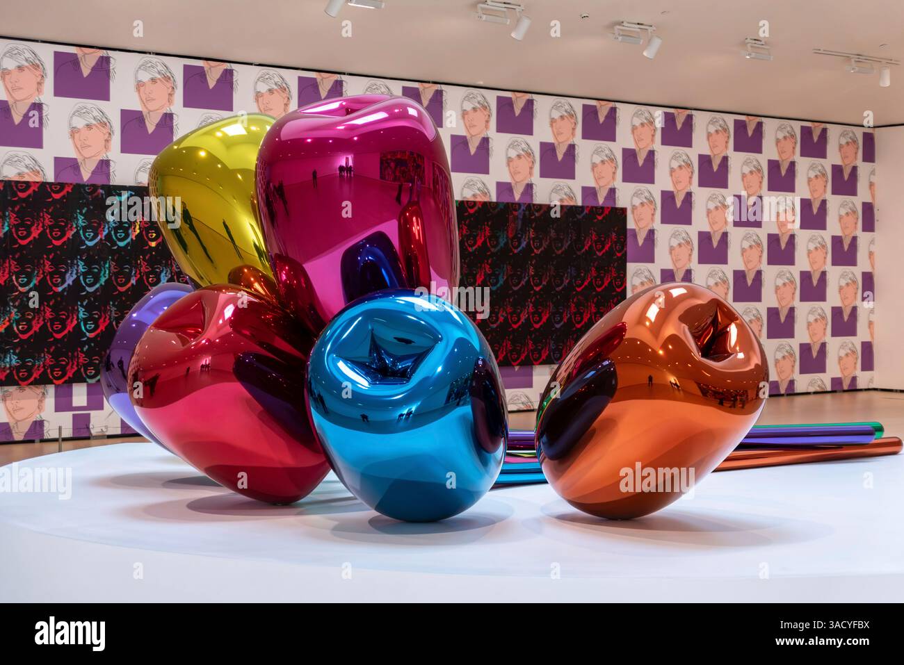 Bilbao, Spanien, berühmte moderne Skulptur Tulpen von Jeff Koons, ausgestellt im Guggenheim Museum Bilbao, Baskenland in Spanien Stockfoto