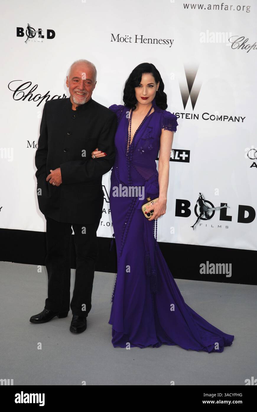 22. Mai 2008 - Cannes, Frankreich - die burleske Künstlerin DITA VON TEESE und der Schriftsteller PAOLO COEHLO kommen bei der AMFAR Cinema Against AIDS Spendengala während der Filmfestspiele von Cannes 2008 an (Bild: Frederic Injimbert/ZUMAPRESS.com) Stockfoto