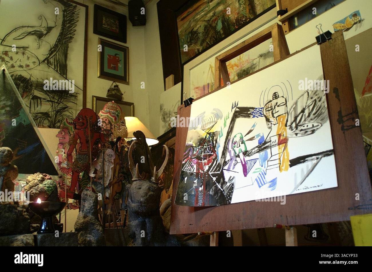 Februar 2004; Denpasar, Bali, INDONESIEN; der Maler Made Budhiana ist einer der berühmtesten Künstler in Bali. Im Bild: Das Atelier von Made BudhianaÕs in seinem Haus mit einer Größe von 3x4 Quadratmetern. Der kleinere Raum ist voll mit Kunstmaterialien wie Steinstatue, Holzstatue, Steinen, Metallen, Bücher und andere. Obwohl es viele Dinge in seinem Haus gibt, legt Made Budhiana sein Haus und Studio immer sauber und ordentlich mit großem Sinn für Kunst. (Kreditbild: JiwaFoto/ZUMAPRESS.com) Stockfoto