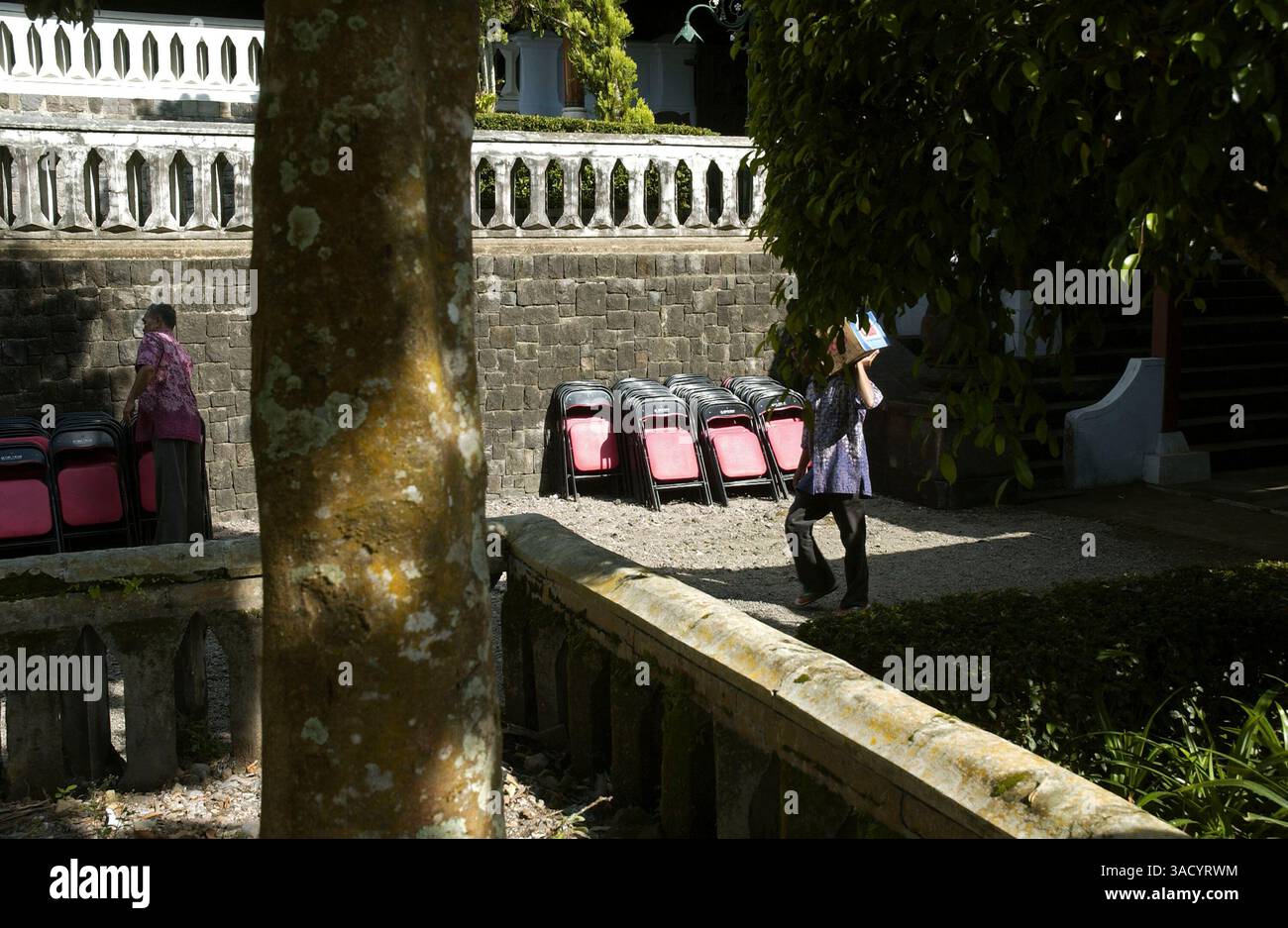 12. Januar 2008 – Karanganyar, Zentraljava, Indonesien – Ein Arbeiter trägt einen Stuhl in Suhartos Familienmausoleum in Giribangun. Der 86-jährige Suharto, der Indonesien mehr als drei Jahrzehnte lang regierte, erlitt kürzlich mehrere Organversagen und wird in kritischem Zustand gemeldet. Suharto erlitt am Freitag Multiorganversagen und Ärzte sagten, sie seien erstaunt über seine Stärke. Er hat Lungenentzündung in einer seiner Lungen und eine Blutinfektion Sepsis entwickelt. Polizei, Militär und Arbeiter eilten, um sein Begräbnis vorzubereiten. 2005 wurde er auf die Intensivstation des Krankenhauses Pertamina eingewiesen Stockfoto