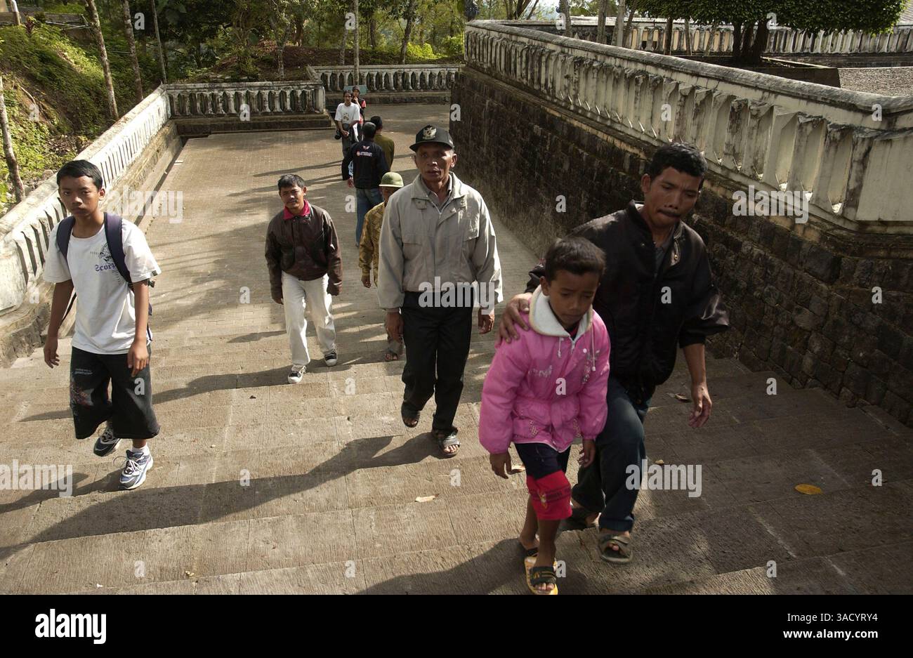 12. Januar 2008 - Karanganyar, Zentral-Java, Indonesien - Besucher spazieren durch das Familienmausoleum von Suharto in Giribangun. Der 86-jährige Suharto, der Indonesien mehr als drei Jahrzehnte lang regierte, erlitt kürzlich mehrere Organversagen und wird in kritischem Zustand gemeldet. Suharto erlitt am Freitag Multiorganversagen und Ärzte sagten, sie seien erstaunt über seine Stärke. Er hat Lungenentzündung in einer seiner Lungen und eine Blutinfektion Sepsis entwickelt. Polizei, Militär und Arbeiter eilten, um sein Begräbnis vorzubereiten. 2005 wurde er aufgrund von Co auf die Intensivstation des Pertamina Krankenhauses gesperrt Stockfoto