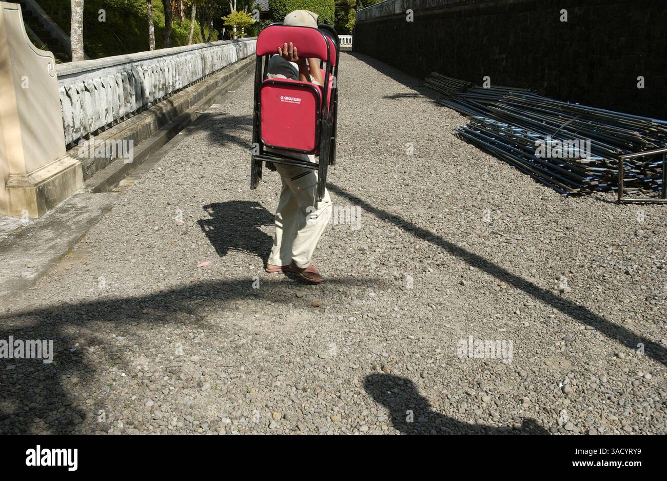 12. Januar 2008 – Karanganyar, Zentraljava, Indonesien – Ein Arbeiter trägt einen Stuhl in Suhartos Familienmausoleum in Giribangun. Der 86-jährige Suharto, der Indonesien mehr als drei Jahrzehnte lang regierte, erlitt kürzlich mehrere Organversagen und wird in kritischem Zustand gemeldet. Suharto erlitt am Freitag Multiorganversagen und Ärzte sagten, sie seien erstaunt über seine Stärke. Er hat Lungenentzündung in einer seiner Lungen und eine Blutinfektion Sepsis entwickelt. Polizei, Militär und Arbeiter eilten, um sein Begräbnis vorzubereiten. 2005 wurde er auf die Intensivstation des Krankenhauses Pertamina eingewiesen Stockfoto