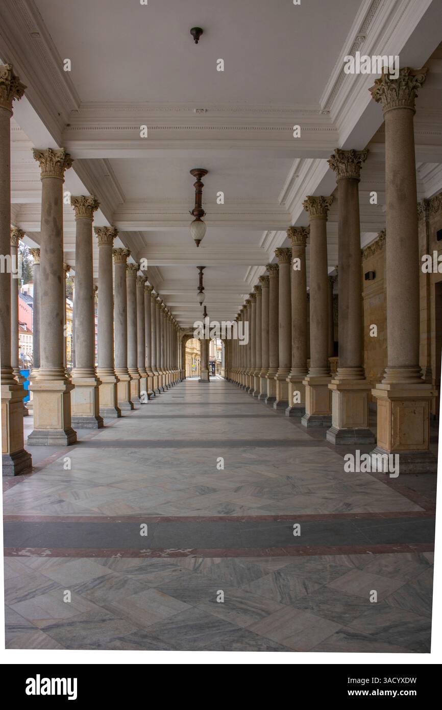 Stadtbild im Winter. Stadtbild mit historischen Gebäuden in einer Altstadt aus der Barockzeit. Stadtbild Karlsbad, Tschechische Republik Stockfoto