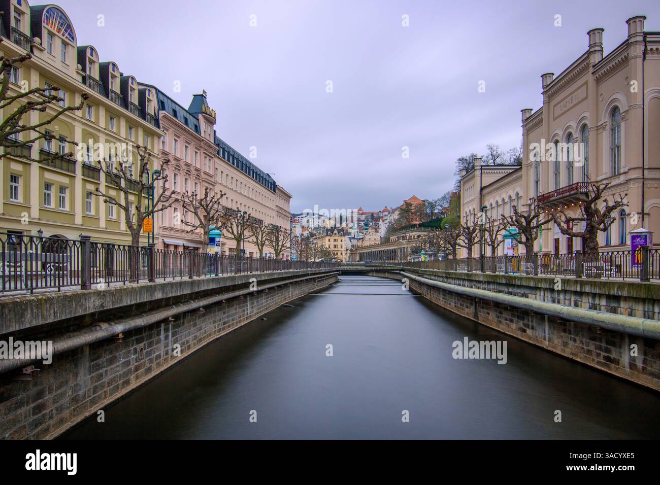 Stadtbild im Winter. Stadtbild mit historischen Gebäuden in einer Altstadt aus der Barockzeit. Stadtbild Karlsbad, Tschechische Republik Stockfoto