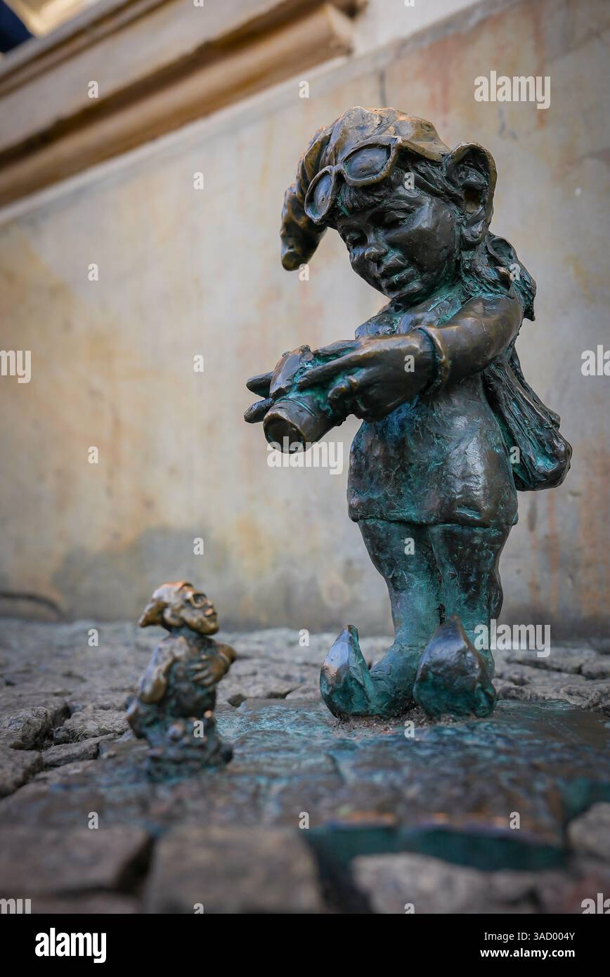 Bronze Gnome Skulptur mit Kamera in Breslau, Polen Stockfoto
