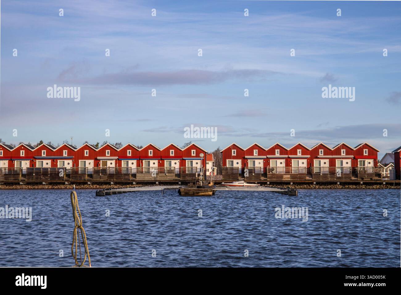 Hafen am See, Landschaft im Herbst aufgenommen. Feriendorf und Hafen am Wasser in Sunnana Hamn in Schweden Stockfoto