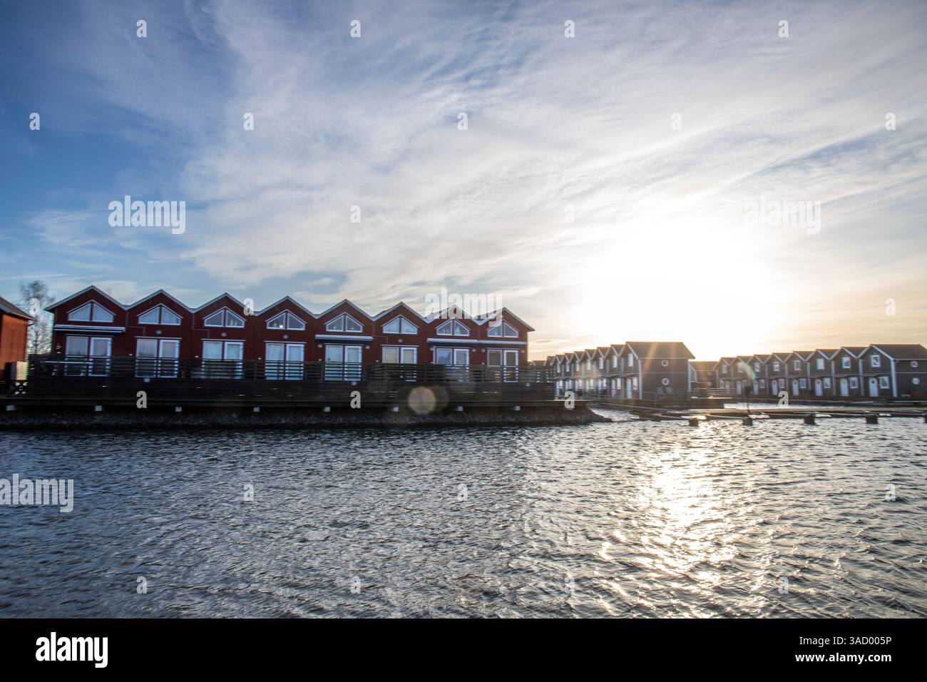 Hafen am See, Landschaft im Herbst aufgenommen. Feriendorf und Hafen am Wasser in Sunnana Hamn in Schweden Stockfoto