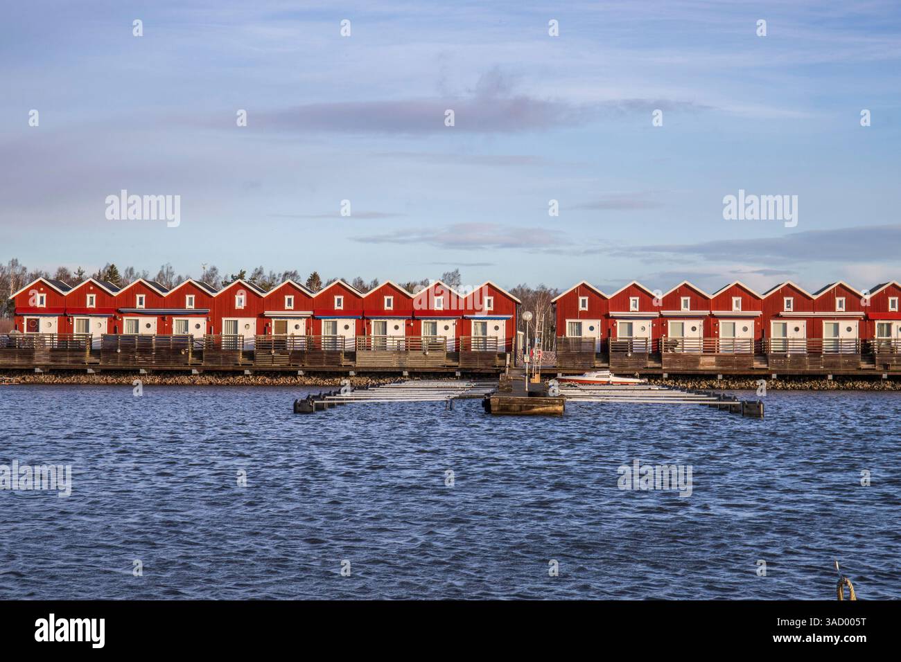 Hafen am See, Landschaft im Herbst aufgenommen. Feriendorf und Hafen am Wasser in Sunnana Hamn in Schweden Stockfoto