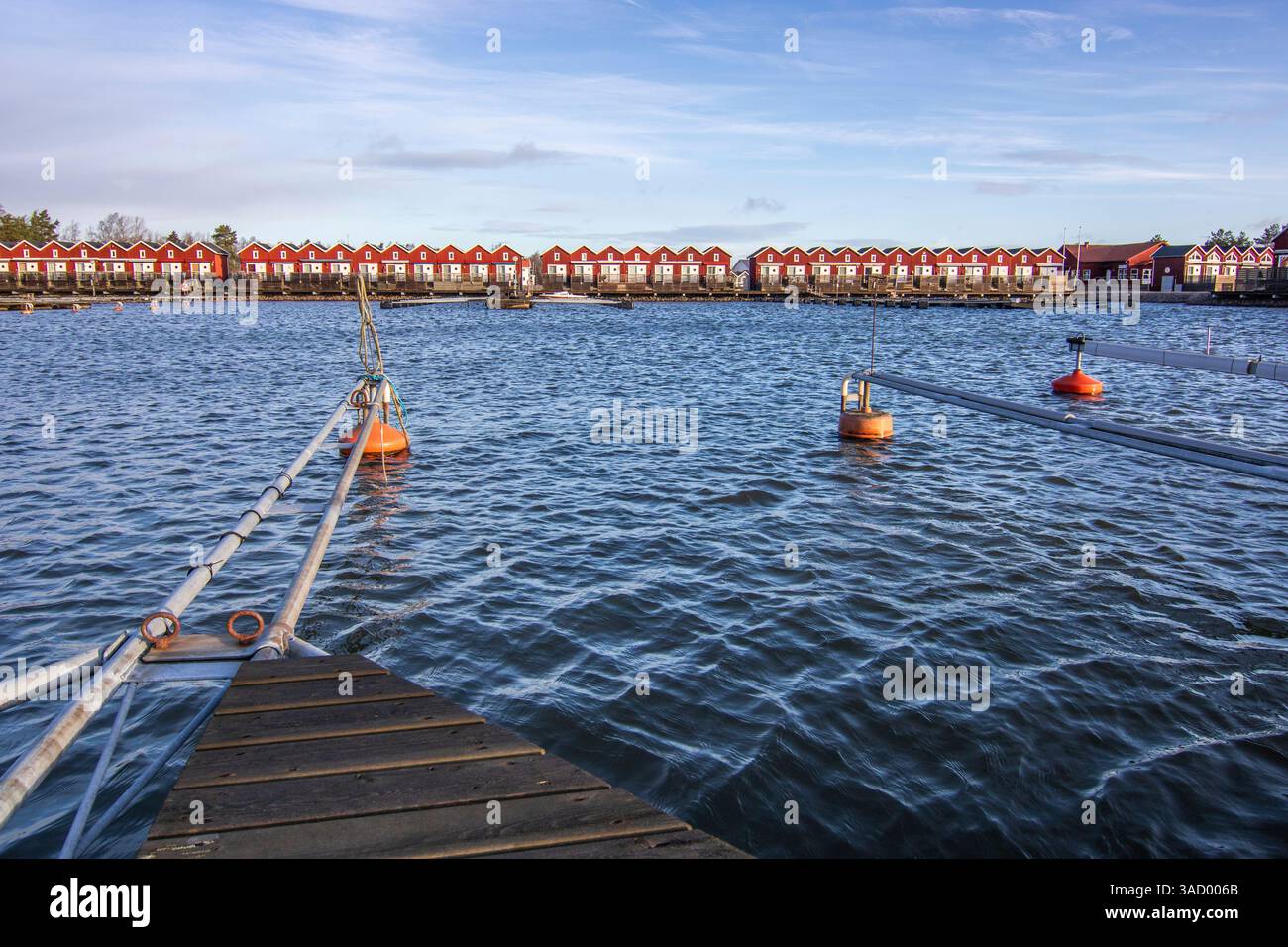 Hafen am See, Landschaft im Herbst aufgenommen. Feriendorf und Hafen am Wasser in Sunnana Hamn in Schweden Stockfoto