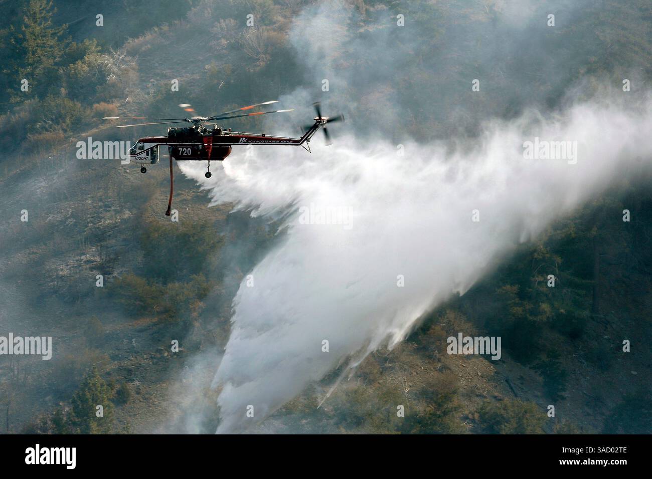 Okt. 2009 - Wrightwood, Kalifornien, USA - Ein Sikorsky S-64 Skykran lässt einen Wassertropfen, um das Schaffeuer einzudämmen, das in Lytle Creek ausbrach und in Richtung Wrightwood brennt, was zur Evakuierung der gesamten Stadt führt (Credit Image: Jody Gomez/ZUMAPRESS.com) Stockfoto