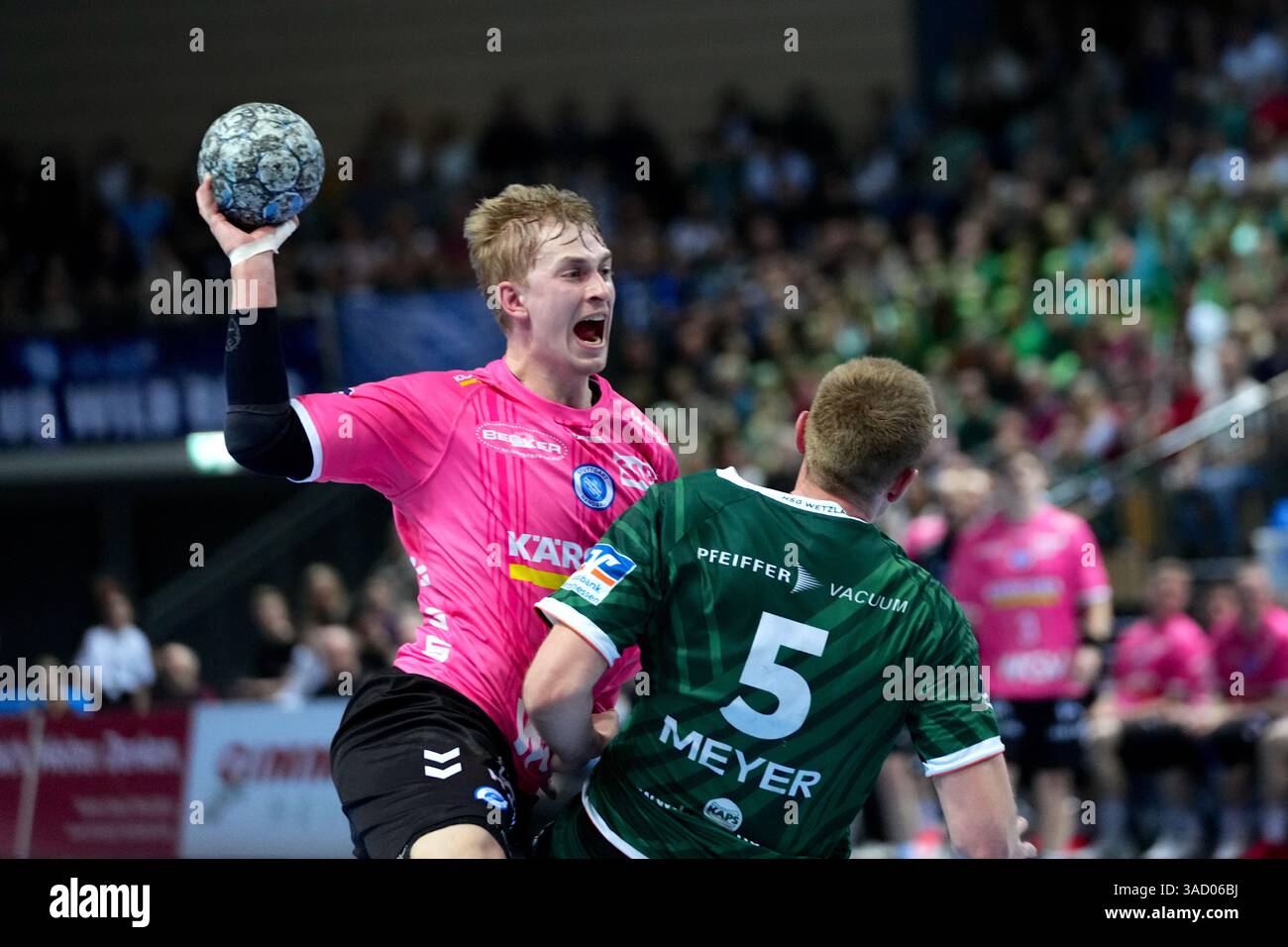 Wetzlar, Deutschland. April 2025. Wetzlar, Deutschland, 4. April 2025: Torben Matzken ( 22 Stuttgart) Rasmus Meyer Ejlersen ( 5 Wetzlar ) während der Daikin Handball-Bundesliga zwischen HSG Wetzlar und TVB 1898 Stuttgart in der Buderus Arena Wetzlar. (Julia Kneissl/SPP) Credit: SPP Sport Press Photo. /Alamy Live News Stockfoto