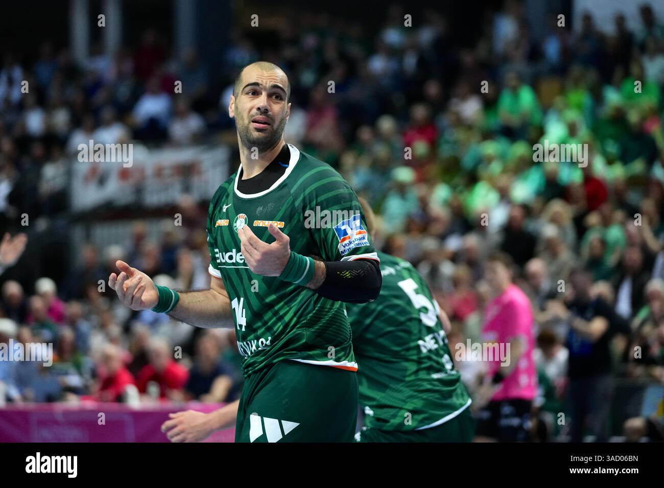 Wetzlar, Deutschland. April 2025. Wetzlar, 4. April 2025: Vladimir Vranjes ( 14 Wetzlar ) während der Daikin Handball-Bundesliga zwischen HSG Wetzlar und TVB 1898 Stuttgart in der Buderus Arena Wetzlar. (Julia Kneissl/SPP) Credit: SPP Sport Press Photo. /Alamy Live News Stockfoto