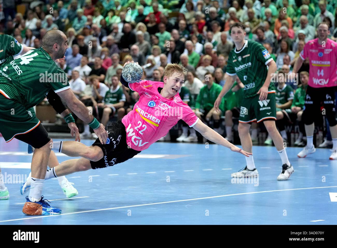Wetzlar, Deutschland. April 2025. Wetzlar, 4. April 2025: Torben Matzken ( 22 Stuttgart) während der Daikin Handball-Bundesliga zwischen HSG Wetzlar und TVB 1898 Stuttgart in der Buderus Arena Wetzlar. (Julia Kneissl/SPP) Credit: SPP Sport Press Photo. /Alamy Live News Stockfoto