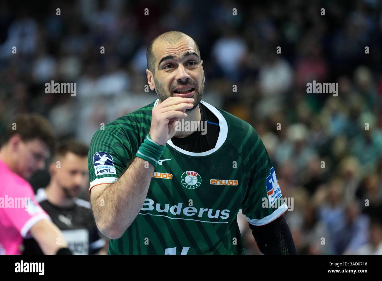 Wetzlar, Deutschland. April 2025. Wetzlar, 4. April 2025: Vladimir Vranjes ( 14 Wetzlar ) während der Daikin Handball-Bundesliga zwischen HSG Wetzlar und TVB 1898 Stuttgart in der Buderus Arena Wetzlar. (Julia Kneissl/SPP) Credit: SPP Sport Press Photo. /Alamy Live News Stockfoto