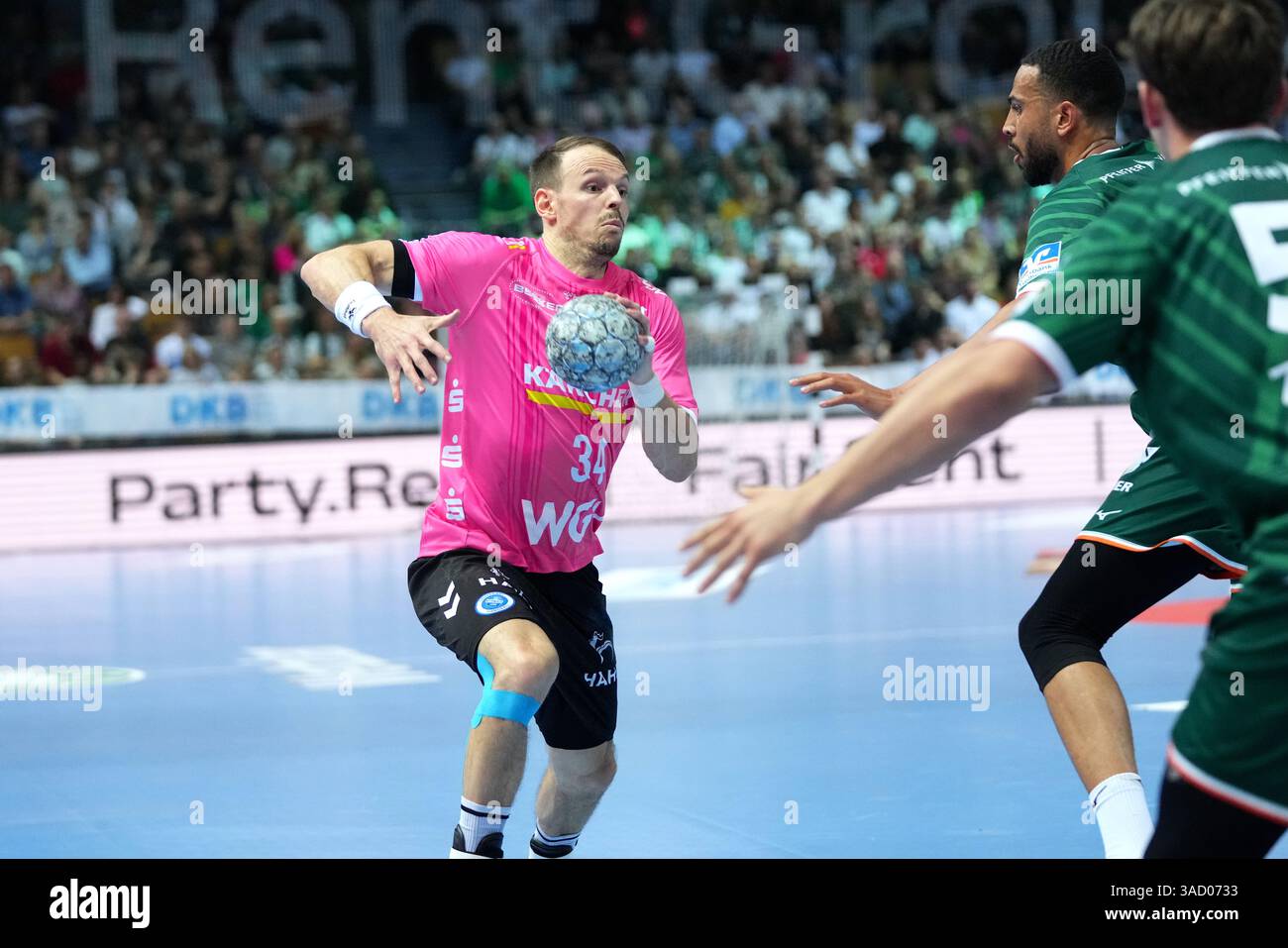 Wetzlar, Deutschland. April 2025. Wetzlar, 4. April 2025: Kai Haefner ( 34 Stuttgart) während der Daikin Handball-Bundesliga zwischen HSG Wetzlar und TVB 1898 Stuttgart in der Buderus Arena Wetzlar. (Julia Kneissl/SPP) Credit: SPP Sport Press Photo. /Alamy Live News Stockfoto
