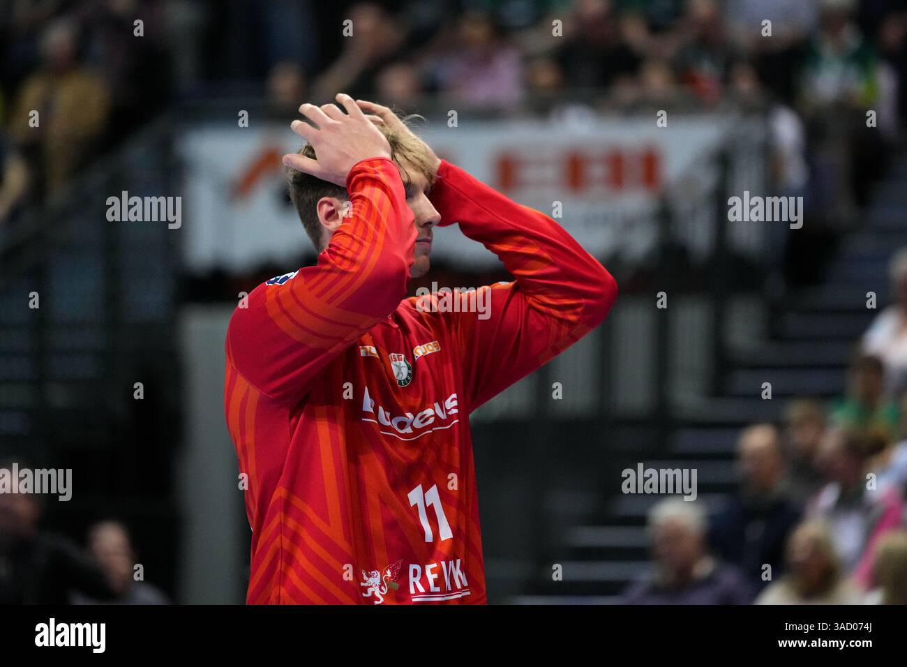 Wetzlar, Deutschland. April 2025. Wetzlar, 4. April 2025: Till Klimpke ( 11 Wetzlar) während der Daikin Handball-Bundesliga zwischen HSG Wetzlar und TVB 1898 Stuttgart in der Buderus Arena Wetzlar. (Julia Kneissl/SPP) Credit: SPP Sport Press Photo. /Alamy Live News Stockfoto