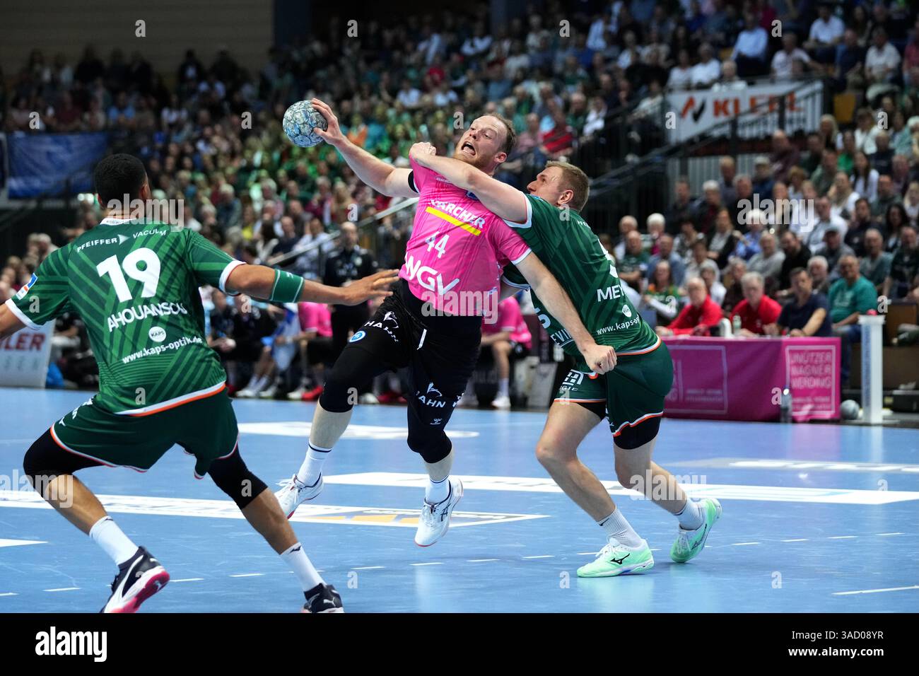 Wetzlar, Deutschland. April 2025. Wetzlar, 4. April 2025: Lenny Rubin ( 44 Stuttgart) Rasmus Meyer Ejlersen ( 5 Wetzlar ) während der Daikin Handball-Bundesliga zwischen HSG Wetzlar und TVB 1898 Stuttgart in der Buderus Arena Wetzlar. (Julia Kneissl/SPP) Credit: SPP Sport Press Photo. /Alamy Live News Stockfoto