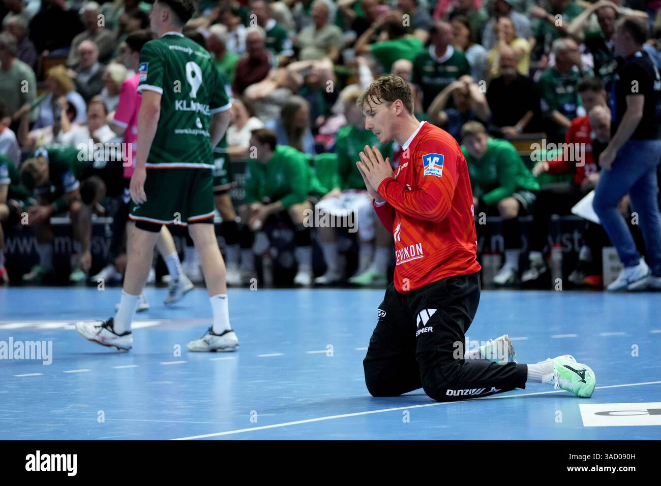 Wetzlar, Deutschland. April 2025. Wetzlar, 4. April 2025: Till Klimpke ( 11 Wetzlar) während der Daikin Handball-Bundesliga zwischen HSG Wetzlar und TVB 1898 Stuttgart in der Buderus Arena Wetzlar. (Julia Kneissl/SPP) Credit: SPP Sport Press Photo. /Alamy Live News Stockfoto