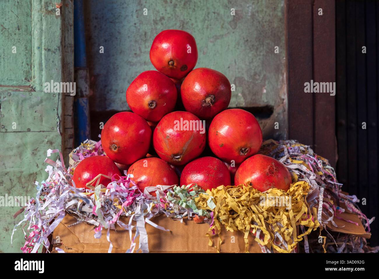 Stillleben eines Pyramidenstapels Granatäpfel auf einem Markt. Stockfoto