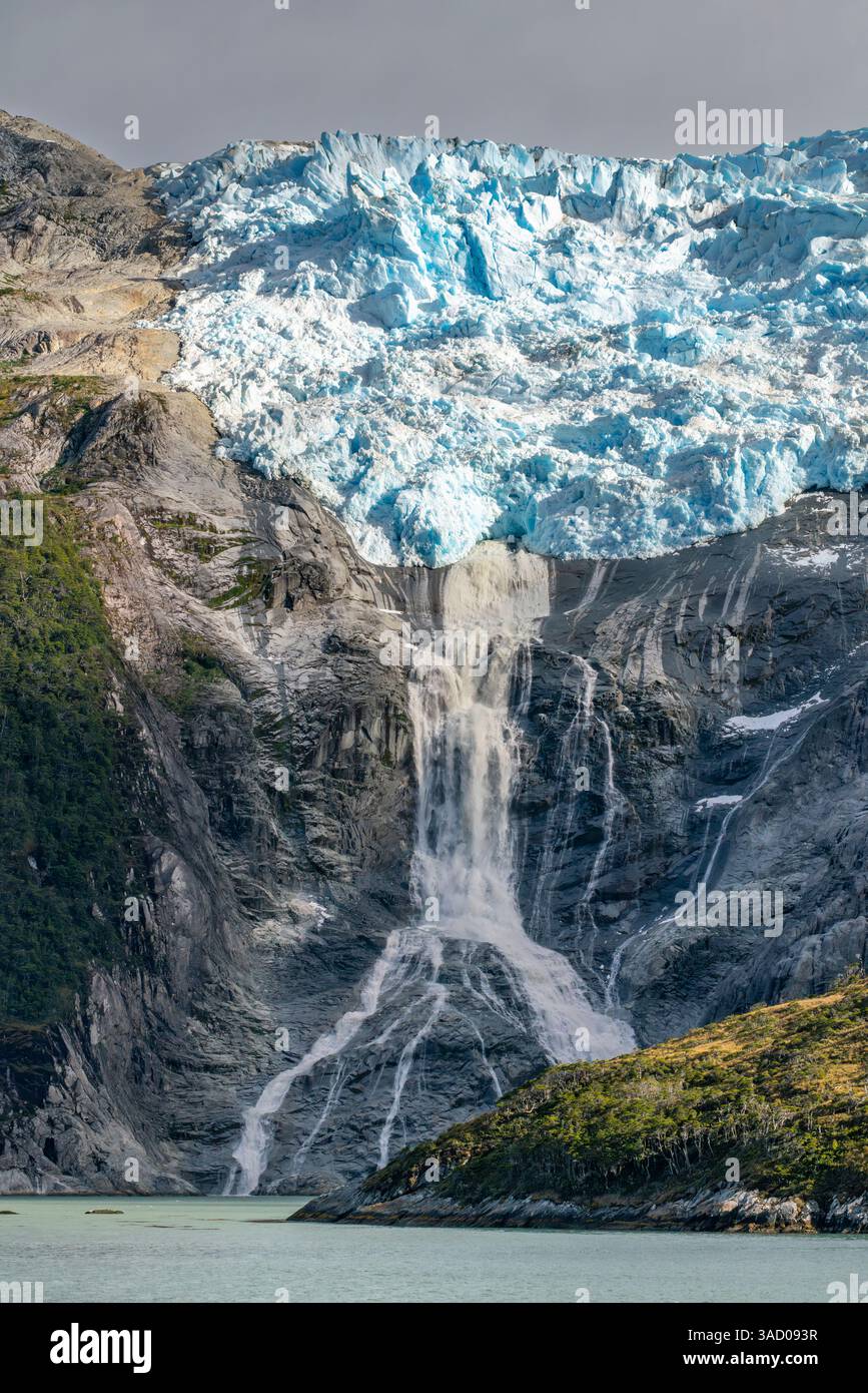 Chile, Beagle Channel, Alberto de Agostini Nationalpark. Landschaft mit Gletscher und Wasserfall. ©Cathy & Gordon Illg / Jaynes Gallery / DanitaDelimont Stockfoto