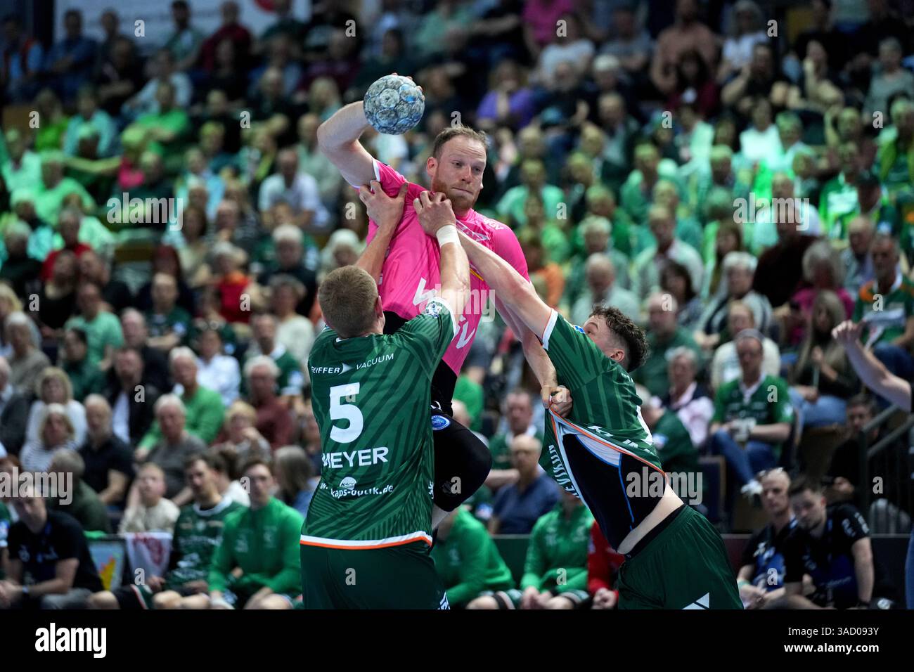 Wetzlar, Deutschland. April 2025. Wetzlar, Deutschland, 4. April 2025: Rasmus Meyer Ejlersen ( 5 Wetzlar) Lenny Rubin ( 44 Stuttgart ) während der Daikin Handball-Bundesliga zwischen HSG Wetzlar und TVB 1898 Stuttgart in der Buderus Arena Wetzlar. (Julia Kneissl/SPP) Credit: SPP Sport Press Photo. /Alamy Live News Stockfoto