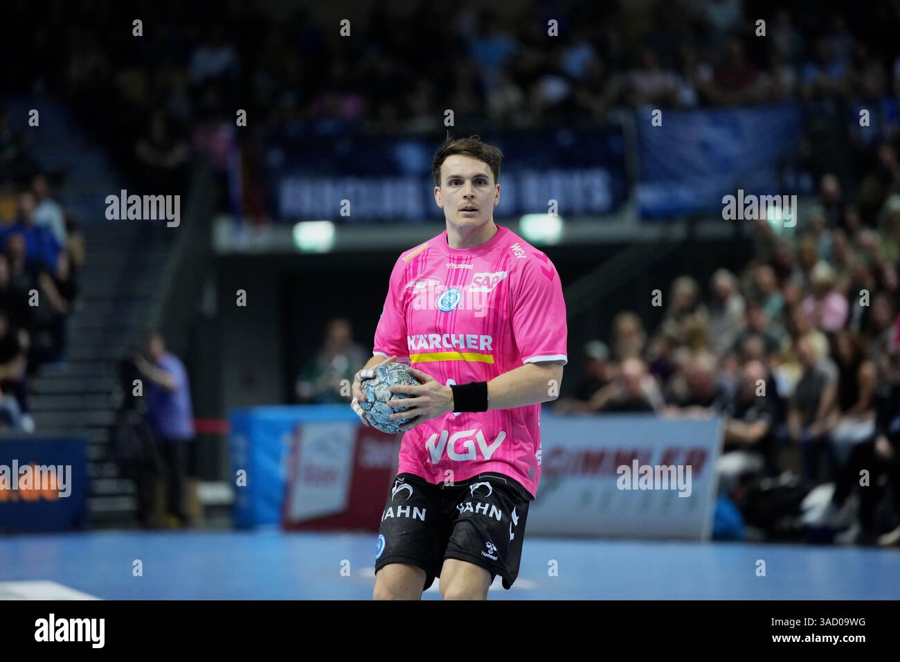 Wetzlar, Deutschland. April 2025. Wetzlar, Deutschland, 4. April 2025: Max Haefner ( 3 Stuttgart ) während der Daikin Handball-Bundesliga zwischen HSG Wetzlar und TVB 1898 Stuttgart in der Buderus Arena Wetzlar. (Julia Kneissl/SPP) Credit: SPP Sport Press Photo. /Alamy Live News Stockfoto