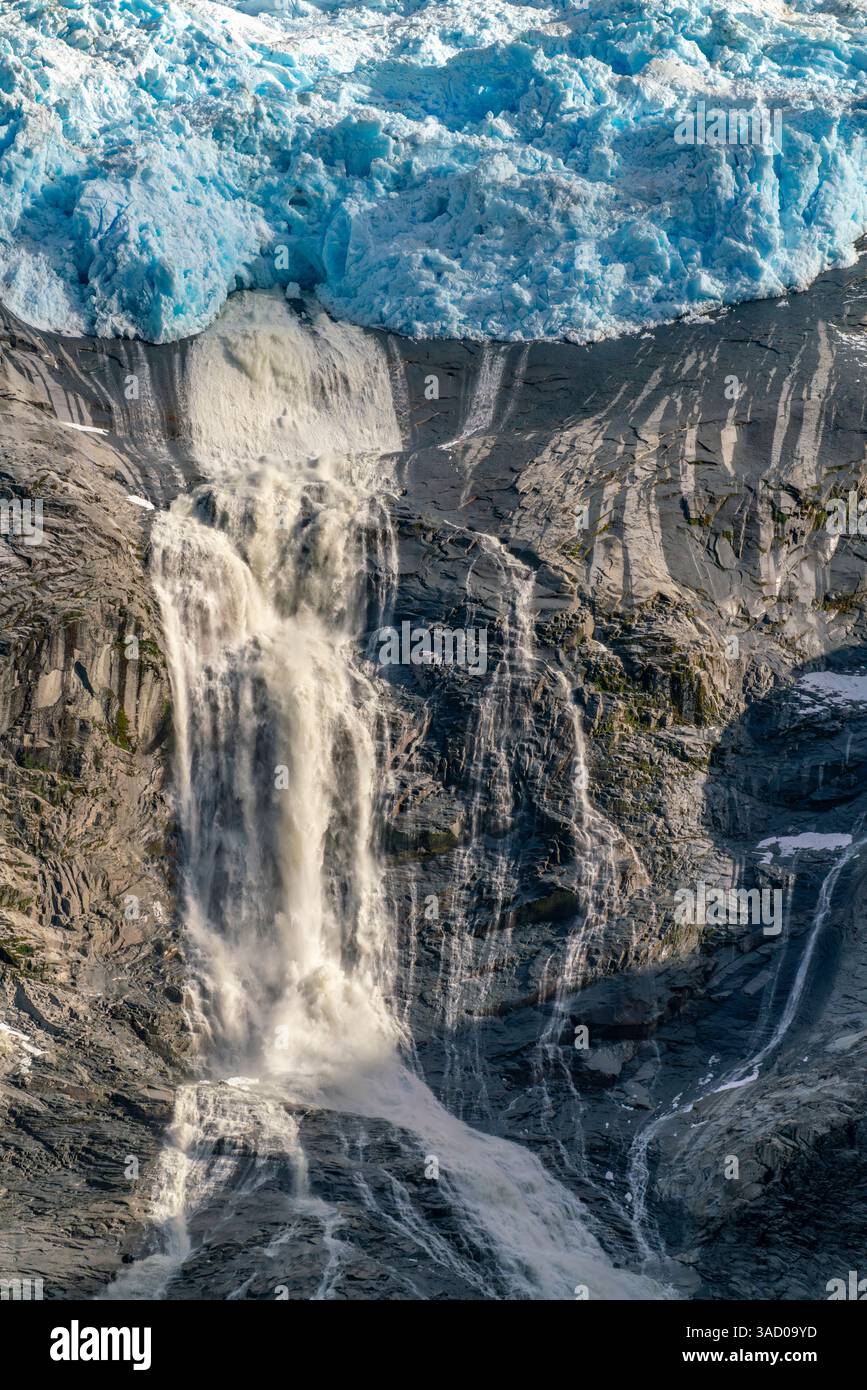 Chile, Beagle Channel, Alberto de Agostini Nationalpark. Landschaft mit Gletscher und Wasserfall. ©Cathy & Gordon Illg / Jaynes Gallery / DanitaDelimont Stockfoto