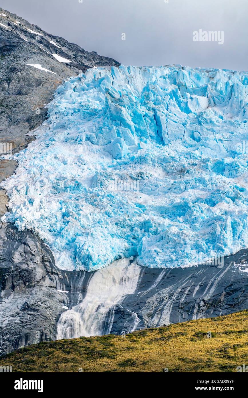 Chile, Beagle Channel, Alberto de Agostini Nationalpark. Landschaft mit Gletscher und Wasserfall. ©Cathy & Gordon Illg / Jaynes Gallery / DanitaDelimont Stockfoto