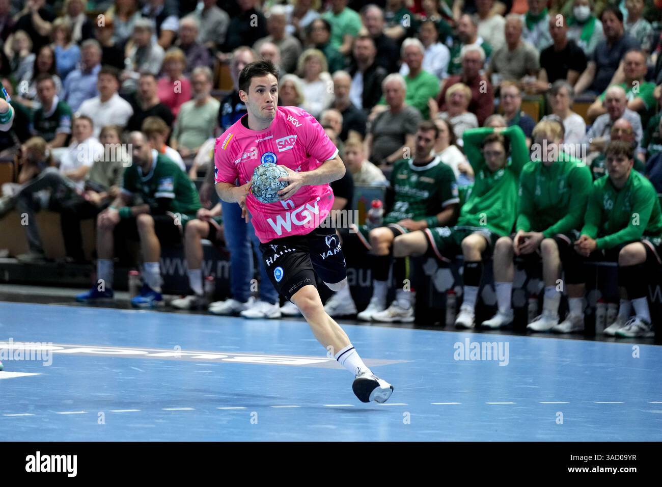Wetzlar, Deutschland. April 2025. Wetzlar, 4. April 2025: Daniel Fernández ( 6 Stuttgart ) während der Daikin Handball-Bundesliga zwischen HSG Wetzlar und TVB 1898 Stuttgart in der Buderus Arena Wetzlar. (Julia Kneissl/SPP) Credit: SPP Sport Press Photo. /Alamy Live News Stockfoto