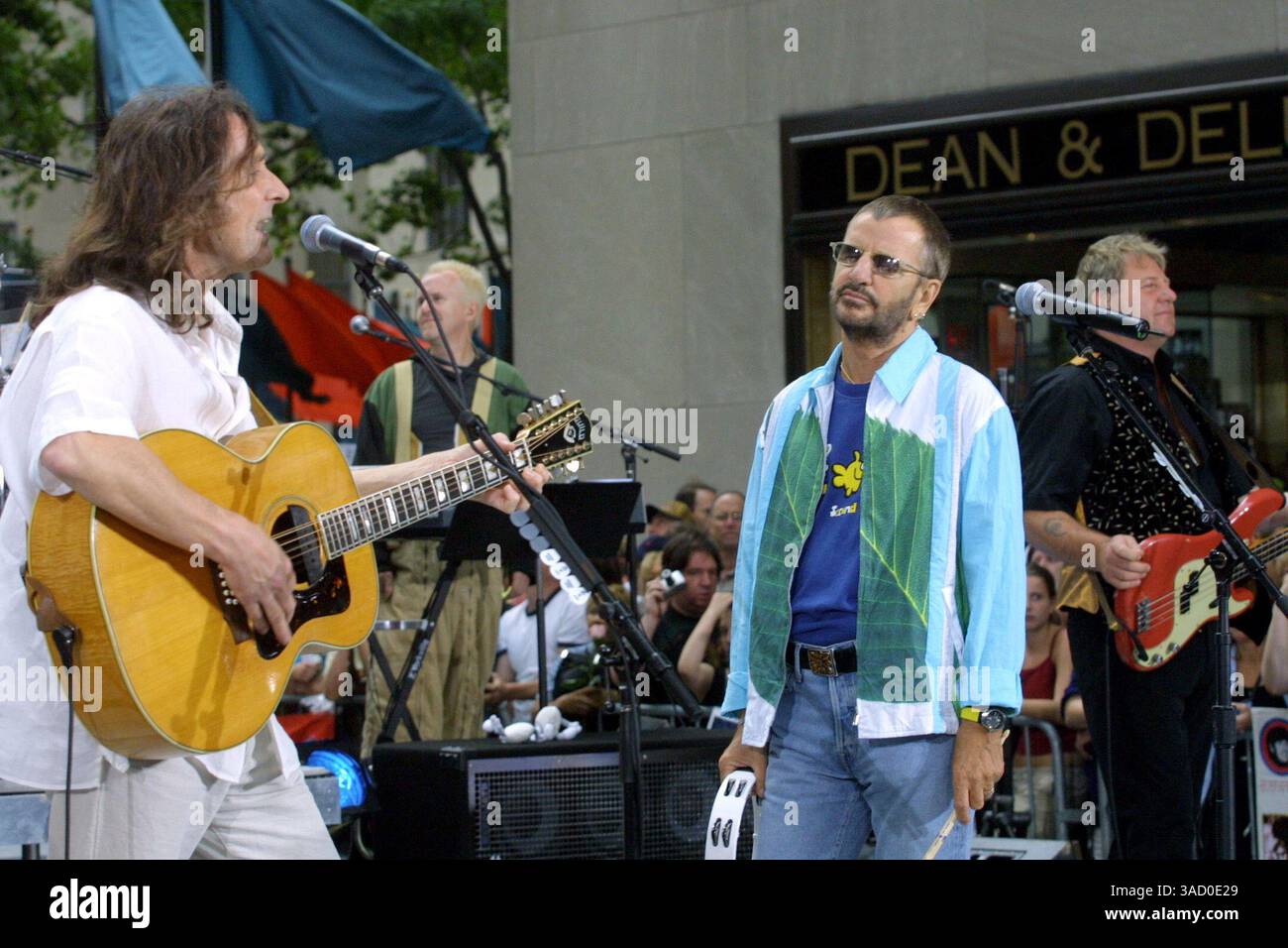August 2001; New York, NY, USA; 'Supertramp' ROGER HODGSON & RINGO STARR treten als Teil der Ringo Starr & His All Star Band Performance bei NBC's 'Today' Summer Concert Series auf, die am Rockefeller Plaza stattfindet. (Bild: Nancy Kaszerman/ZUMAPRESS.com) Stockfoto